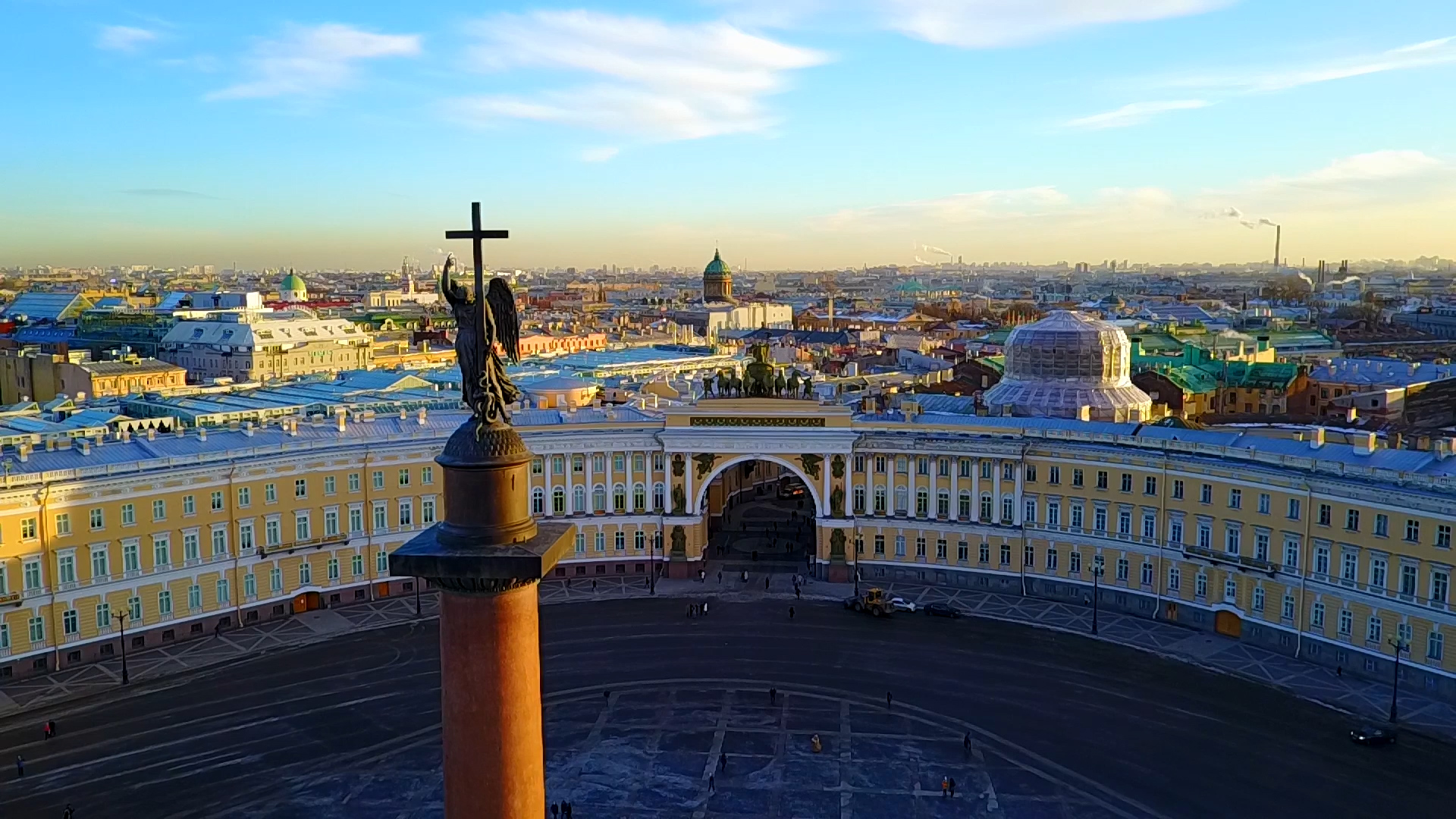 Есть ли в питере. Дворцовая площадь в Санкт-Петербурге. Санкт-Петербург Дворцовая площадь лето. Дворцовая площадь в Санкт-Петербурге панорама. Дворцовая площадь 4 в Санкт-Петербурге.