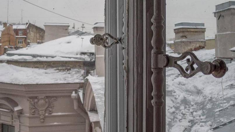 Оконная фурнитура в доме на Моховой Фото: instagram.com maax_sf