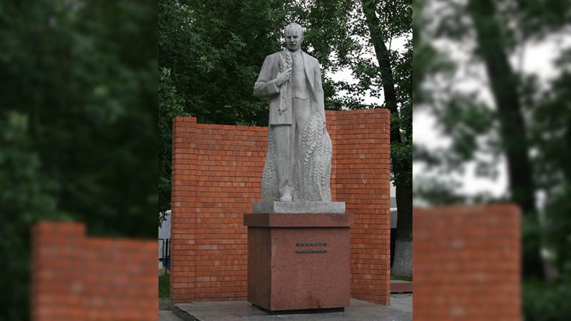 Памятник Н. Вавилову в Саратове  Фото: wikipedia.org  Zimin.V.G.