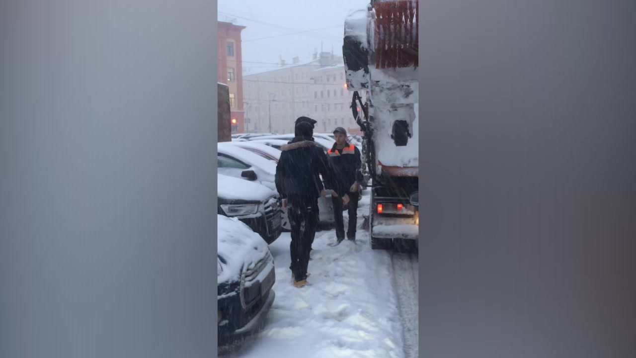 Снегоуборочная машина сдала назад и врезалась в авто, между водителями  завязалась драка