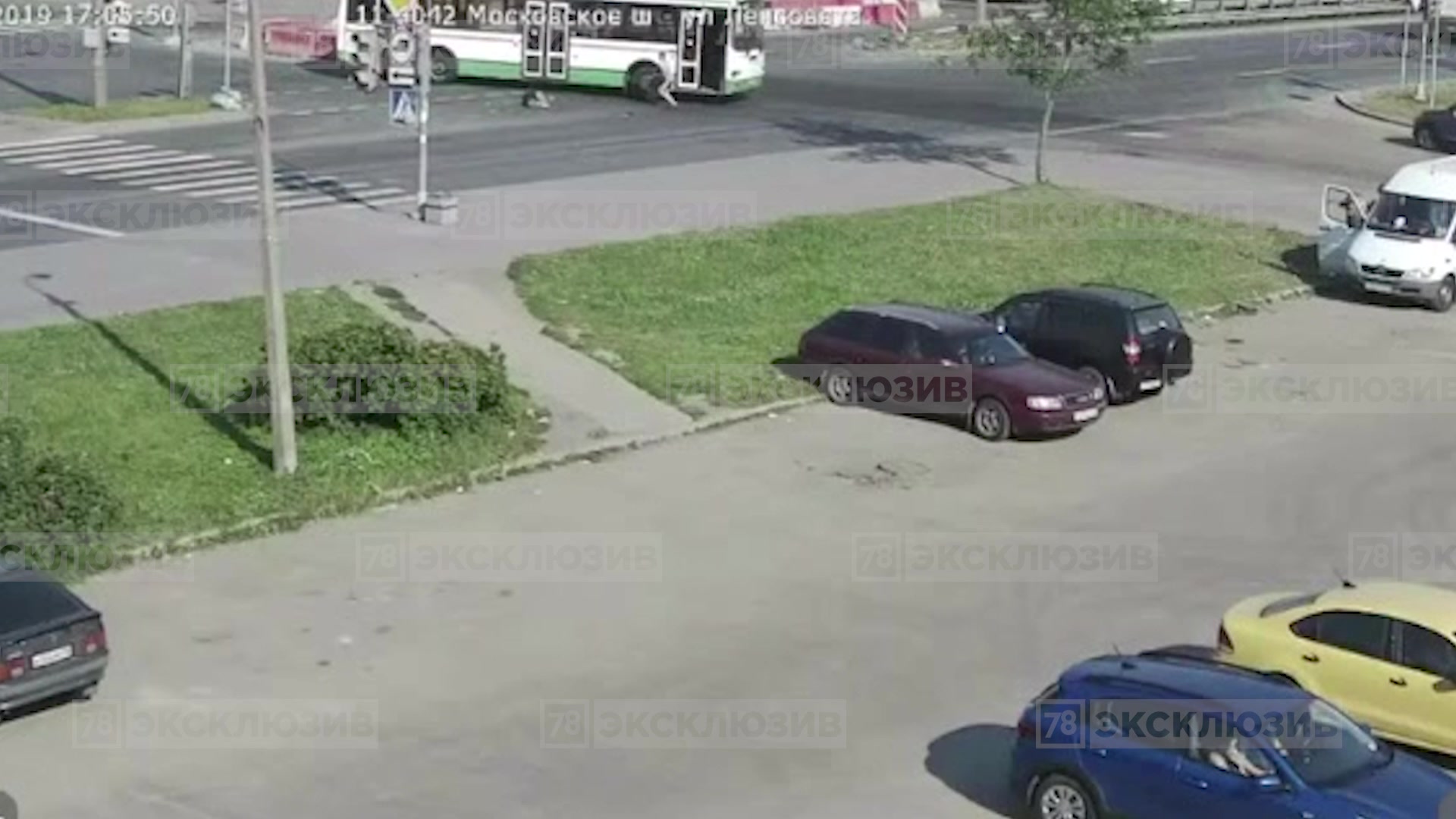 Падение женщины из автобуса на Московском шоссе попало на видео