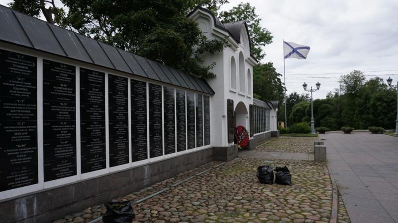 Картинки по запросу Памятная доска расположена на Стене Памяти у Храма Петра и Павла в Сестрорецке. Её освятили в пятницу, 27 сентября. Трагедия произошла в Баренцевом море 1 июля. В тот день на научно-исследовательском глубоководном аппарате МО РФ возник пожар. В результате ЧП погибли капитан 1 ранга Константин Сомов и 13 членов экипажа. Моряки были похоронены на Серафимовском кладбище 6 июля. Президент России Владимир Путин наградил подводников посмертно. Им были присвоены звания «Герой России».