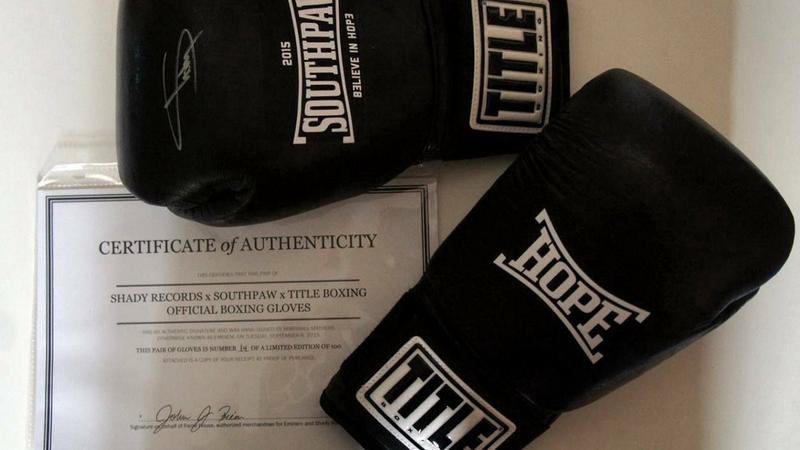 Автограф Эминема на перчатке Southpaw  Фото: avito.ru