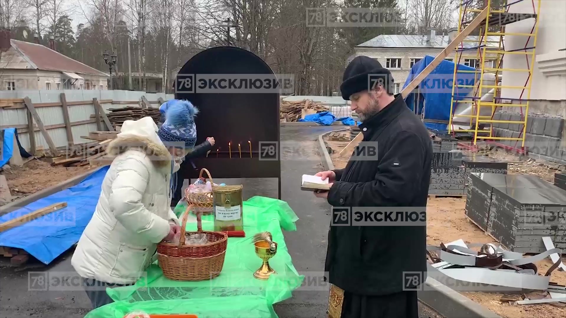 В Зеленогорске верующие, вопреки совету остаться дома, пришли святить  куличи к храму