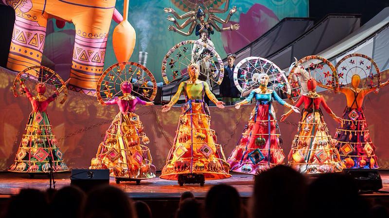 Сцена из спектакля »Музыка серебряных спиц