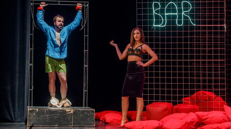 Сцена из спектакля «Мужчина нарасхват»  Фото: vk.com  ДК имени Ленсовета