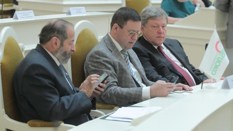 Александр Кобринский (в центре)  Фото: пресс-служба Законодательного Собрания Санкт-Петербурга