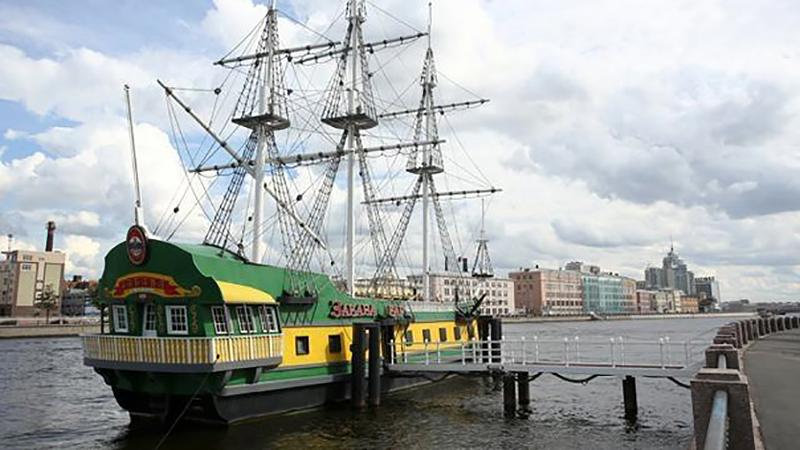 Судне петроградский. Фрегат забава СПБ. Забава бар СПБ на корабле. Корабль забава бар. Парусник забава СПБ.