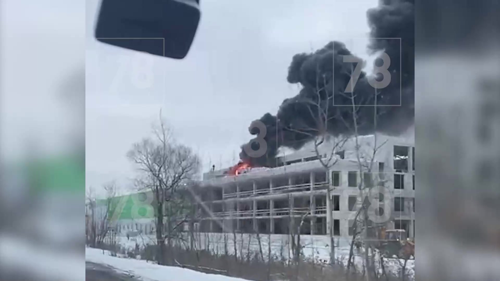 Жители Шушар заметили огромный столб дыма в строящемся здании — видео