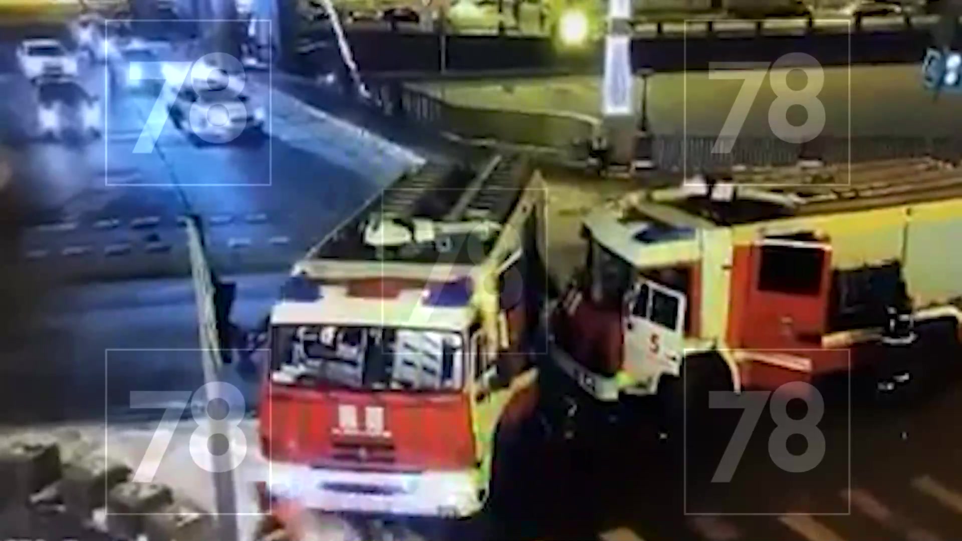 Столкновение двух пожарных машин в центре Петербурга попало на видео