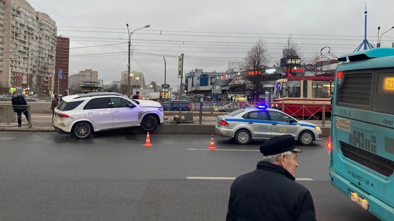 У станции метро «Беговая» Mercedes вылетел на трамвайную остановку