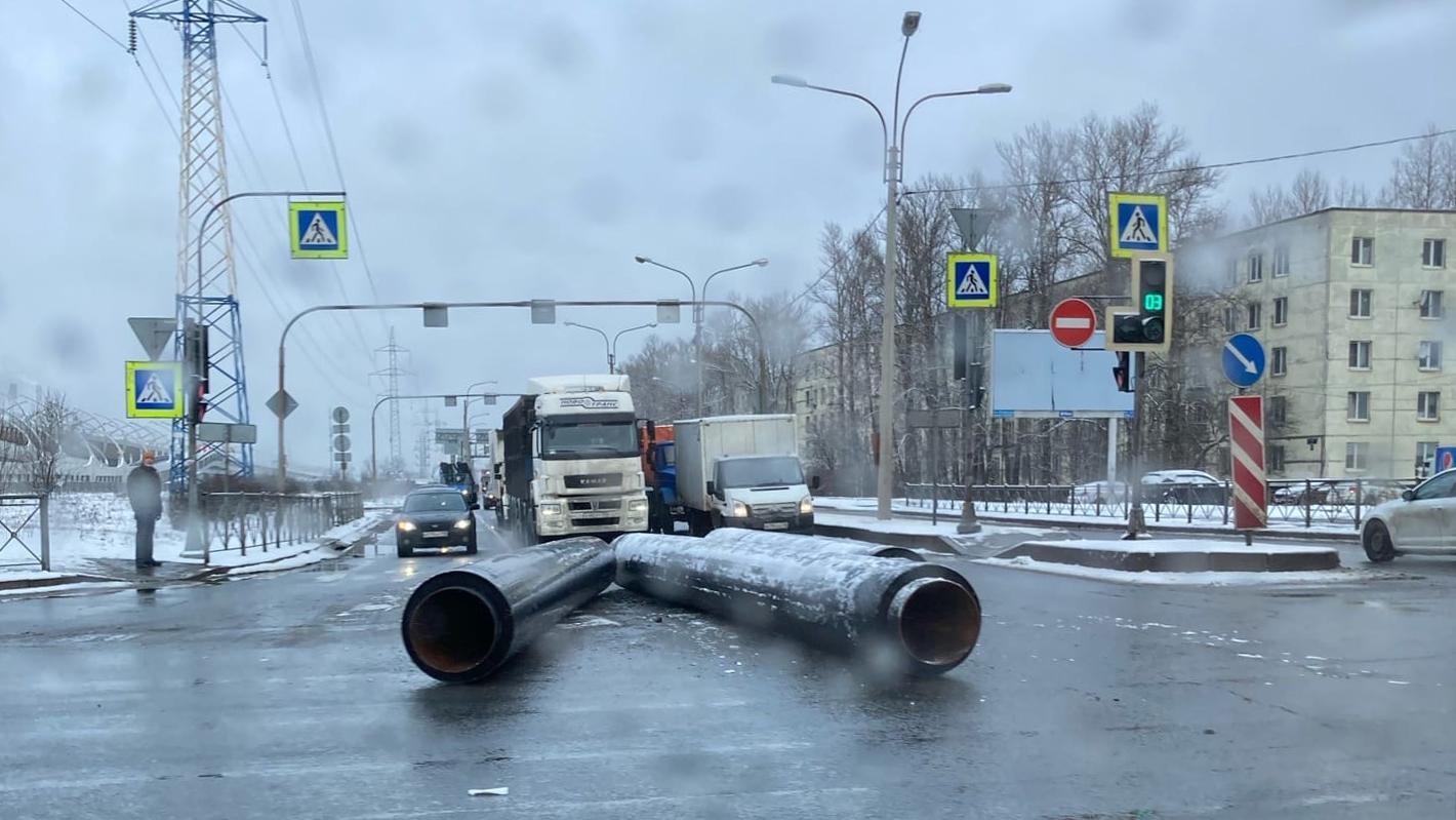 Грузовик потерял огромные трубы на юге Петербурга