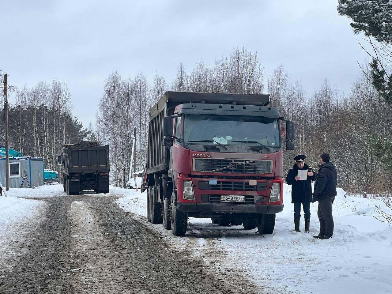 На Красной горке в Колтушах задержали водителей незаконных мусоровозов —  видео