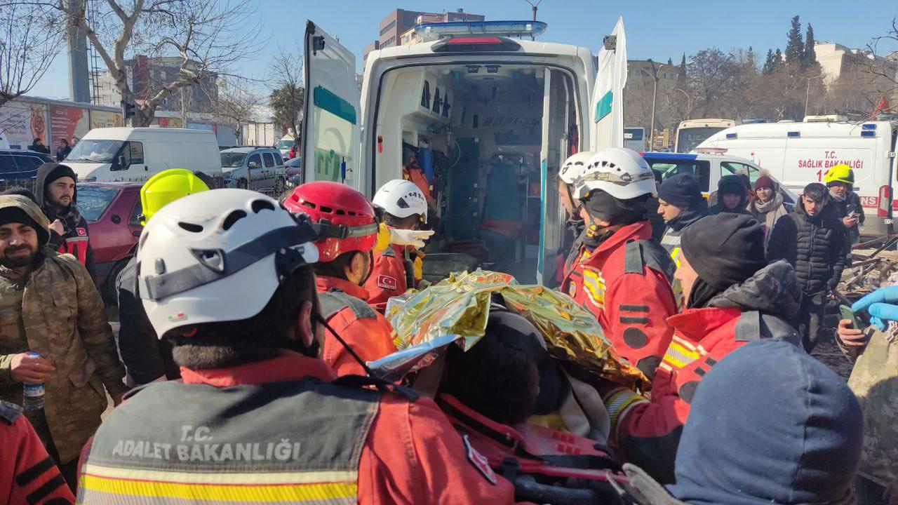 Рождение под завалами и объятия животных: истории спасения после  землетрясения в Турции