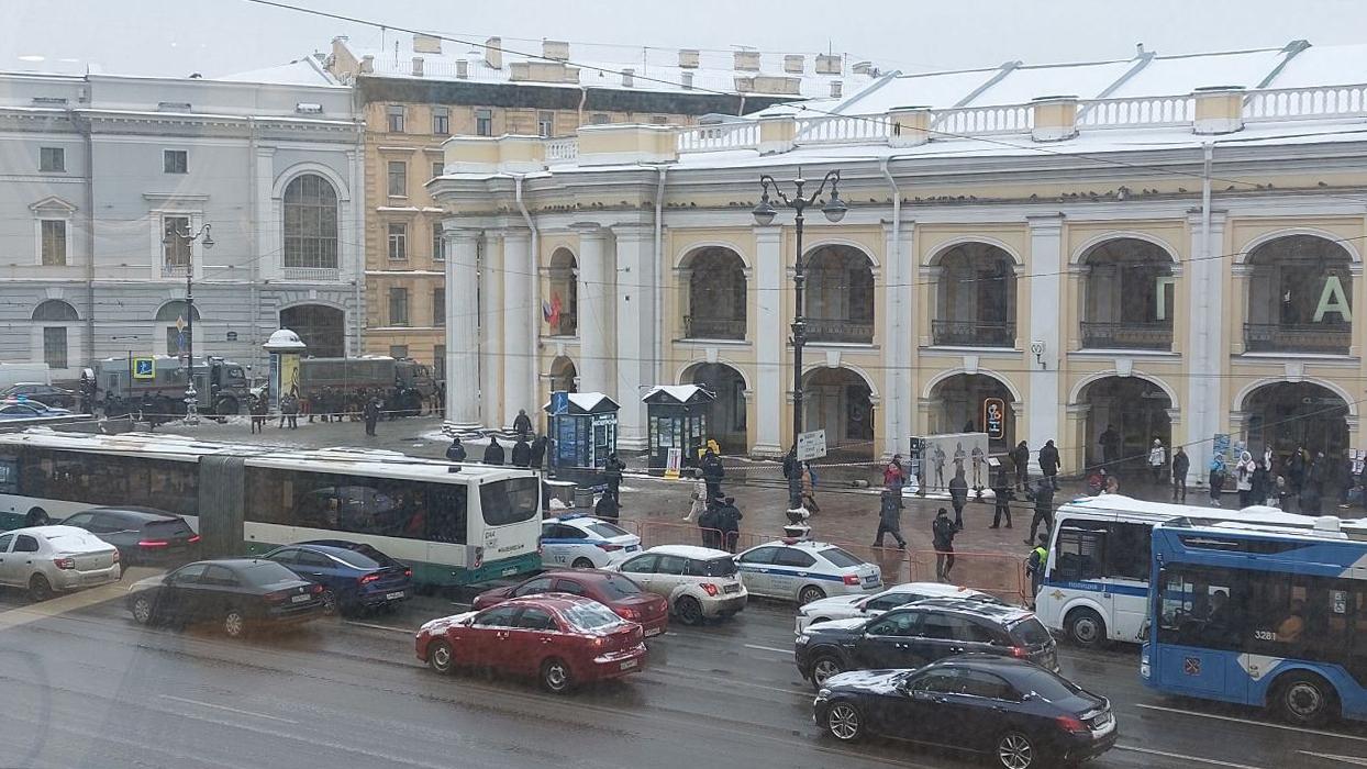 У станции метро «Гостиный двор» неизвестный выстрелил в сотрудника ОМОНа