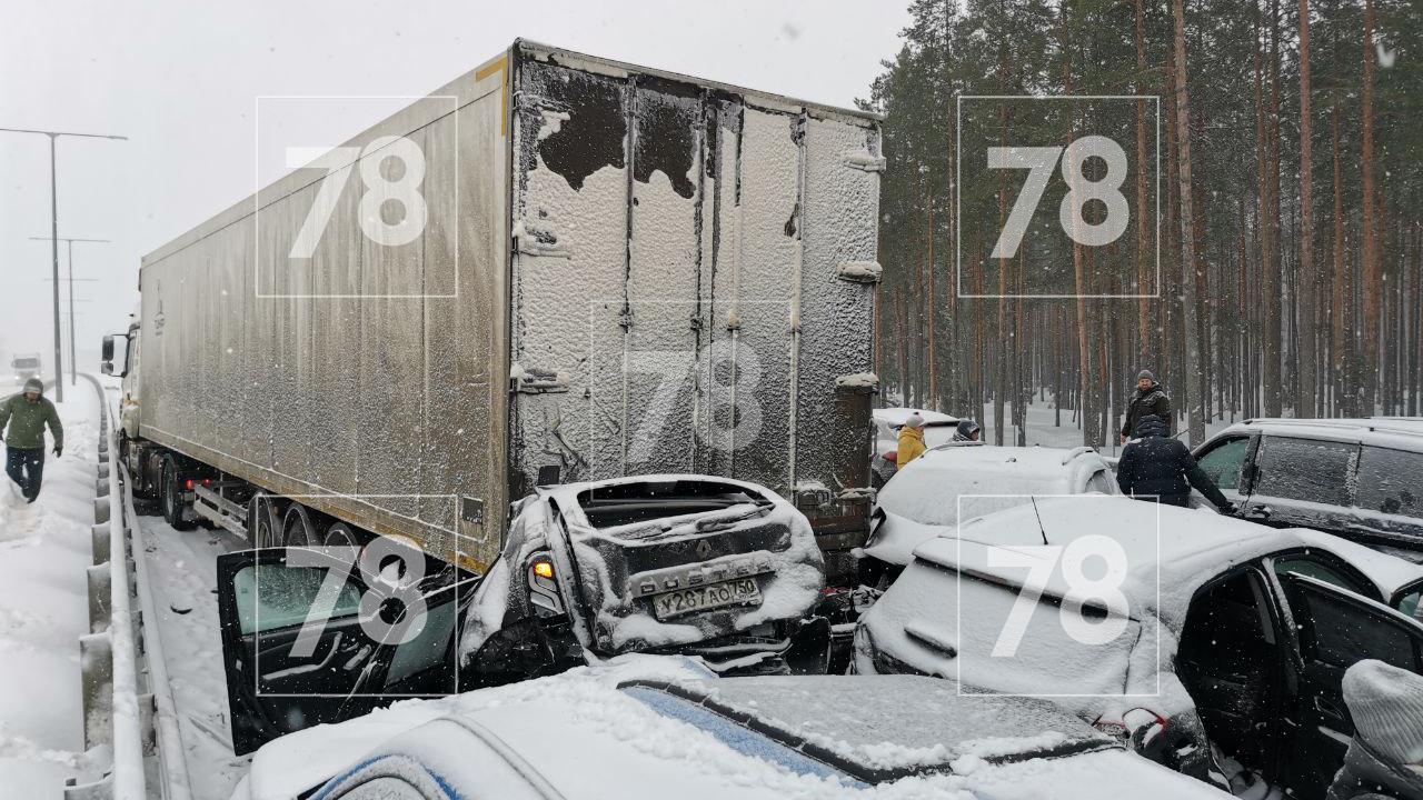 Очевидцы: серьёзная авария полностью перекрыла трассу М-11 в Новгородской  области