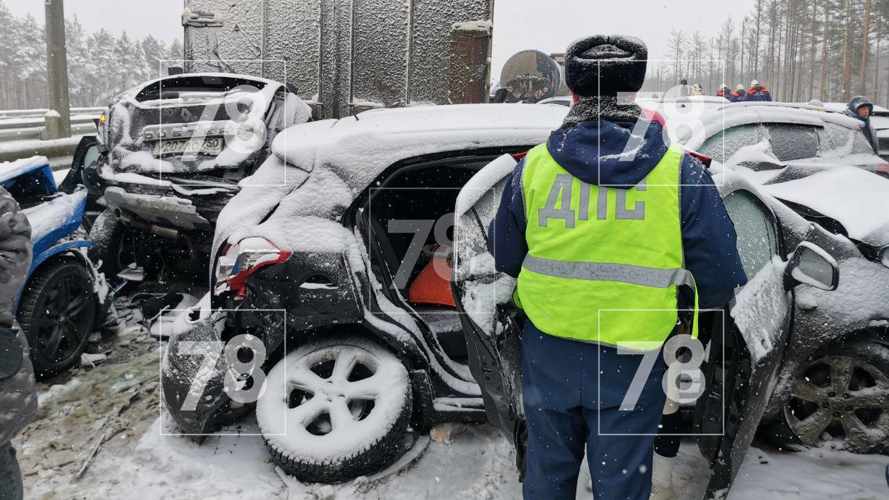 Очевидцы: серьёзная авария полностью перекрыла трассу М-11 в Новгородской  области