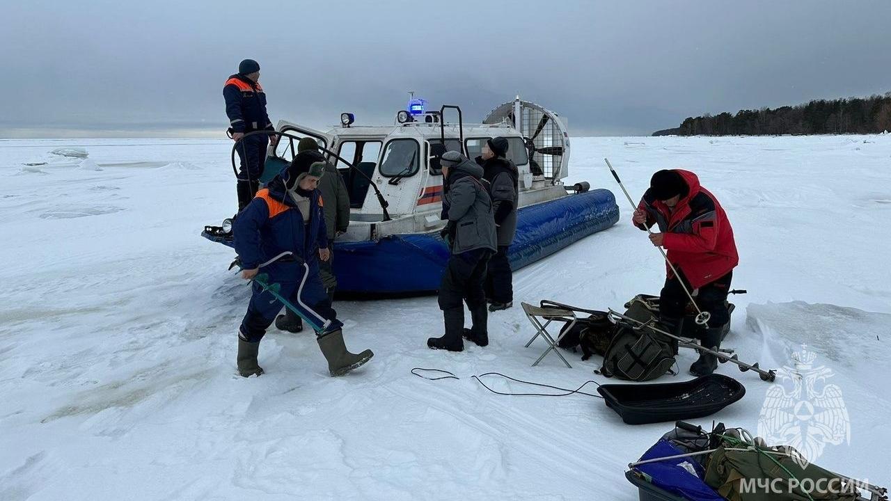 Больше 20 человек и собаку спасли с отколовшейся льдины в Финском заливе –  видео