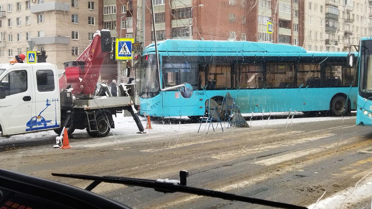 В Колпино лазурный автобус протаранил столб и светофор