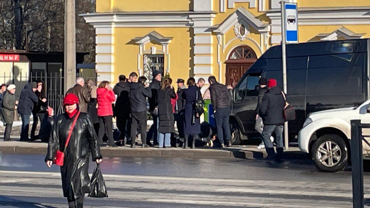 Появилось видео момента аварии в Красном Селе, где микроавтобус врезался в  остановку