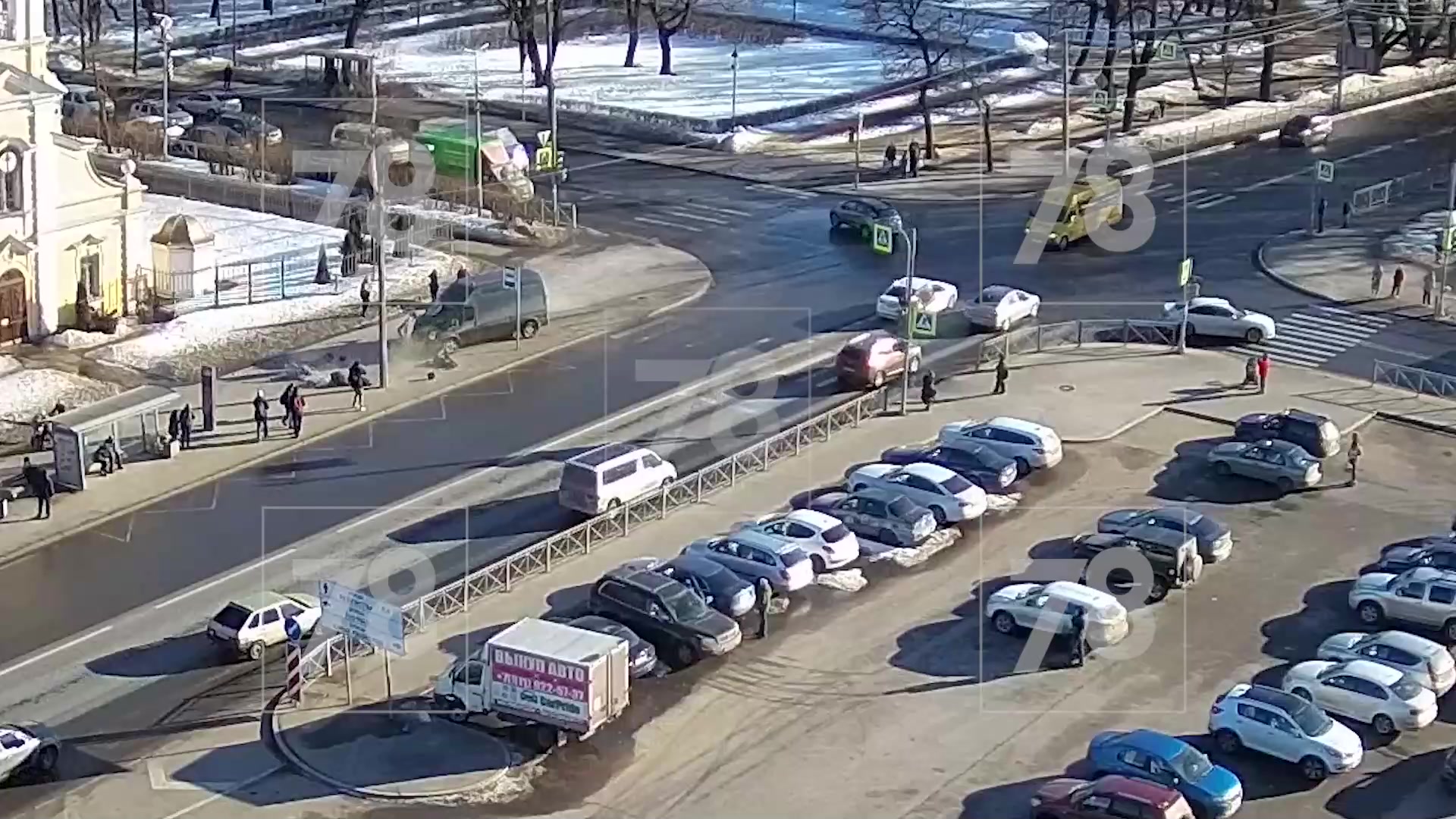 Появилось видео момента аварии в Красном Селе, где микроавтобус врезался в  остановку