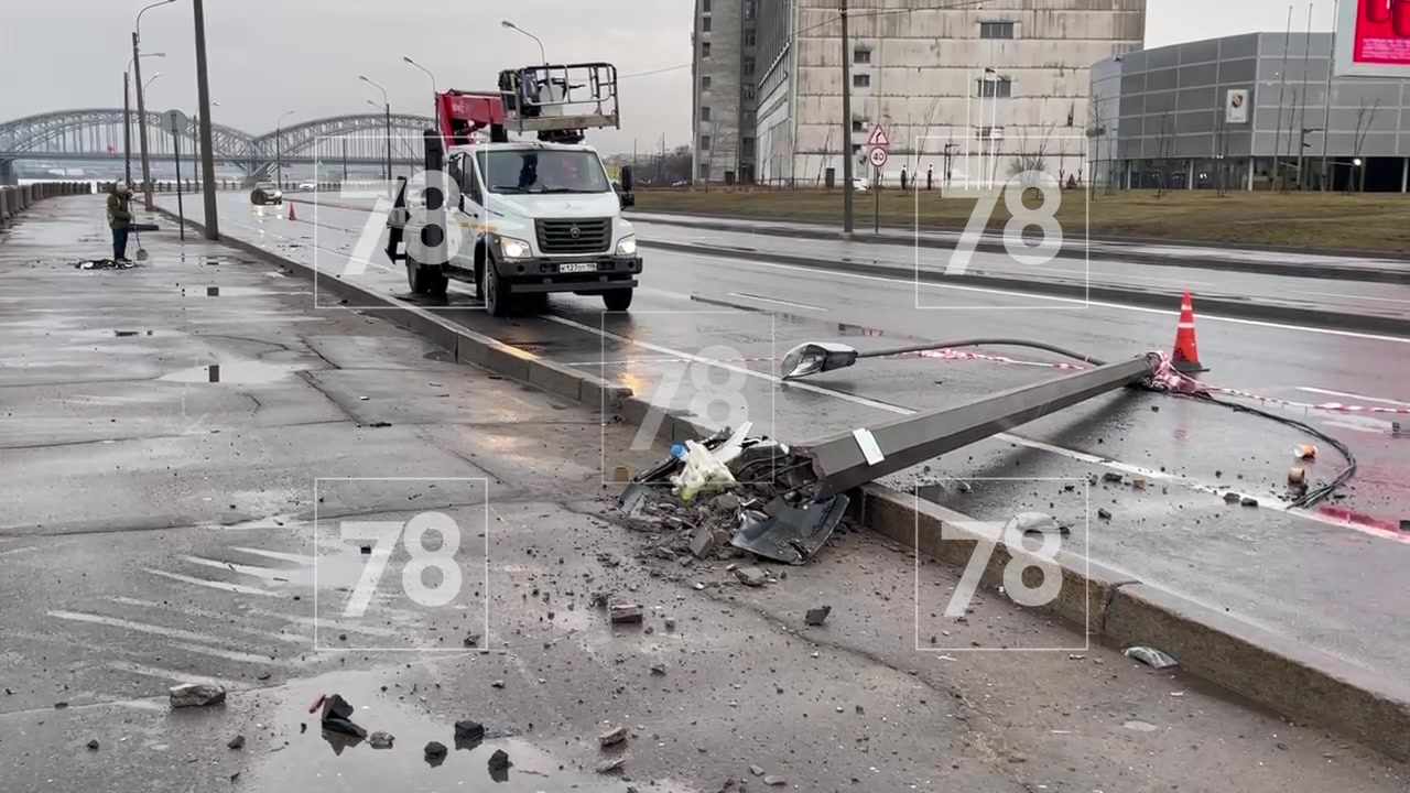 Автомобиль сбил фонарный столб на Октябрьской набережной – видео