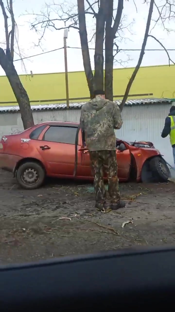 Мужчину зажало в машине после столкновения с деревом в Сланцах - видео