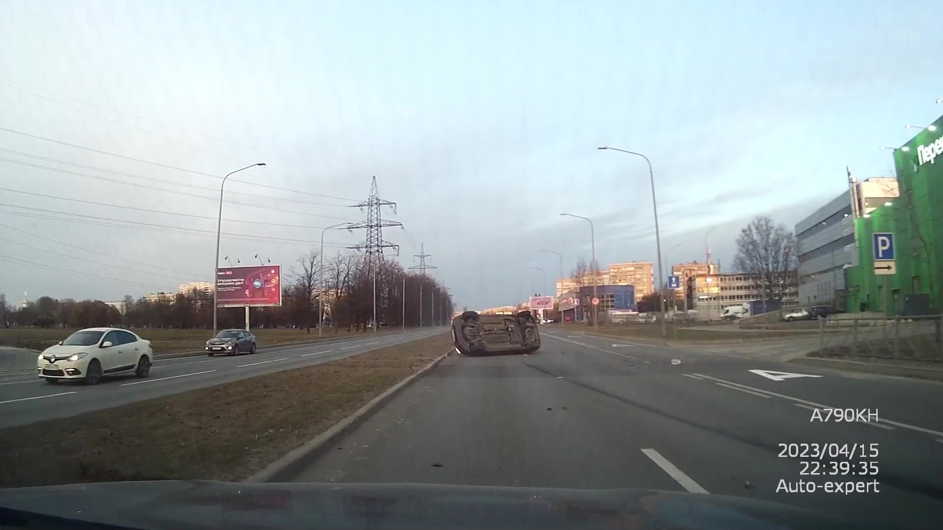 Автомобиль перевернулся и проехал несколько метров на боку на Маршала  Блюхера