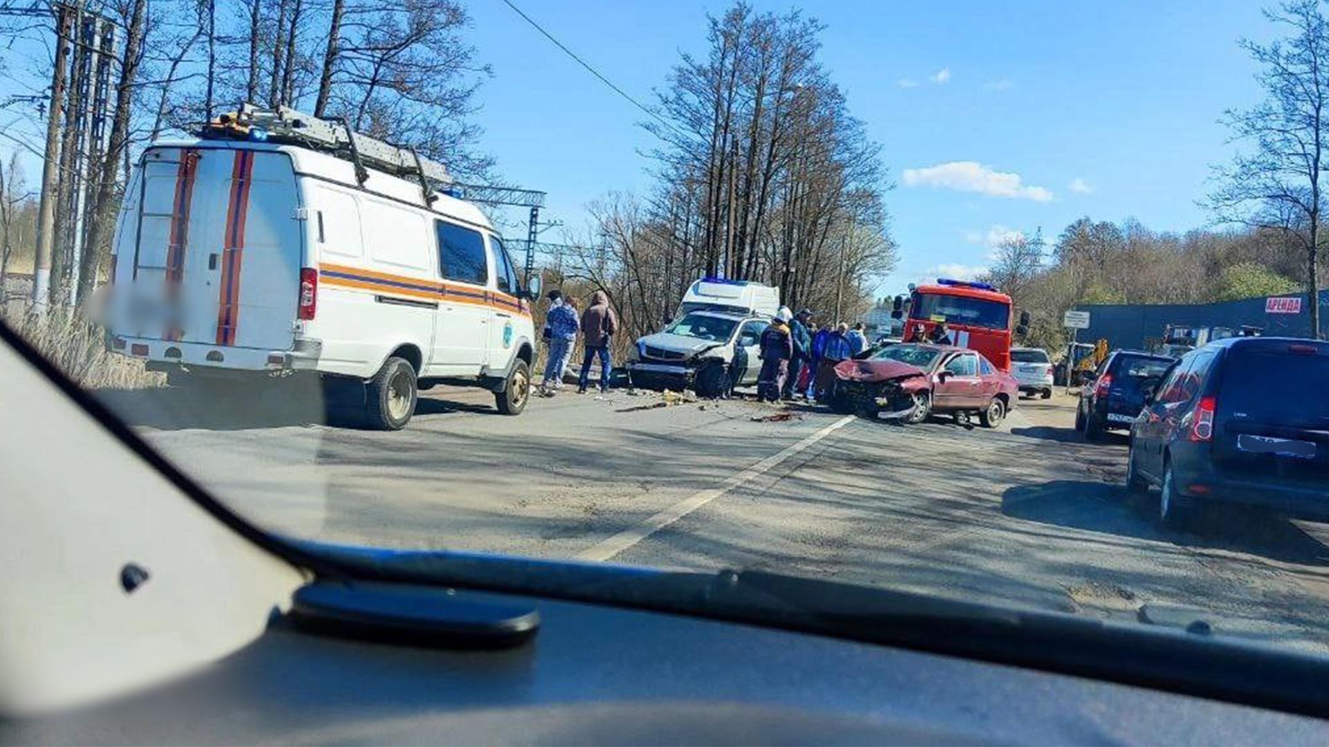 Погоня полиции за неадекватом и столкновение Mitsubishi с деревом: подборка  ДТП за неделю