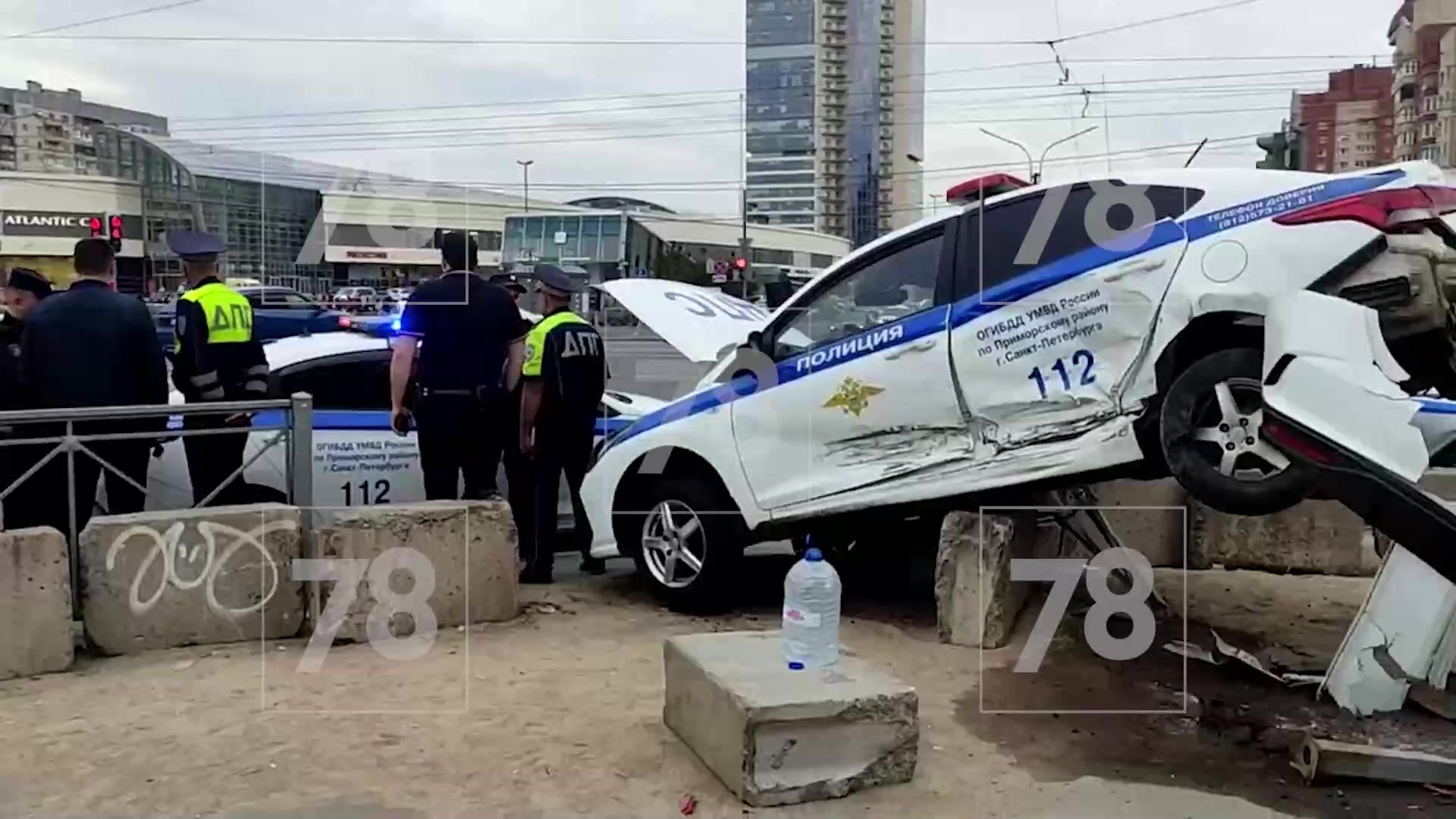 Полицейский автомобиль въехал в ограждение возле метро Беговая