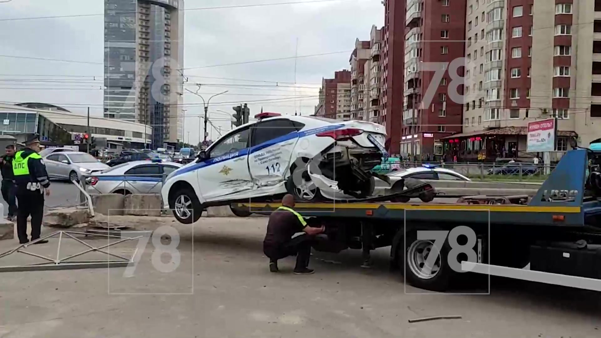 Появились кадры последствий аварии с полицейской машиной на Беговой - видео