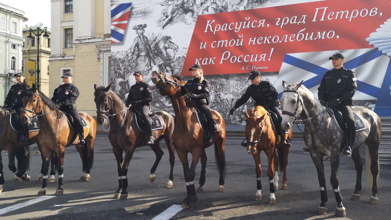 На Дворцовой площади проходит строевой смотр подразделений МВД