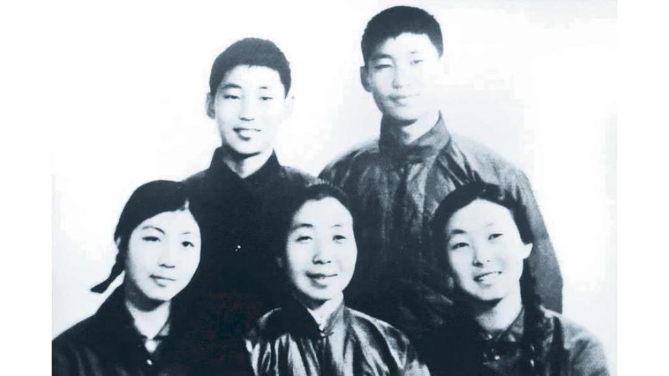 Си Цзиньпин с матерью, братом и сёстрами  Фото: соцсети