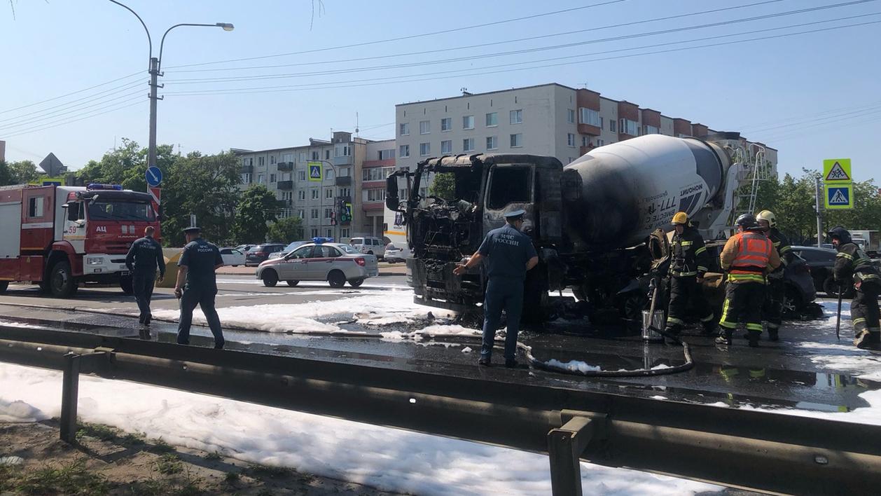 Фура вспыхнула после ДТП с легковушкой в Сестрорецке