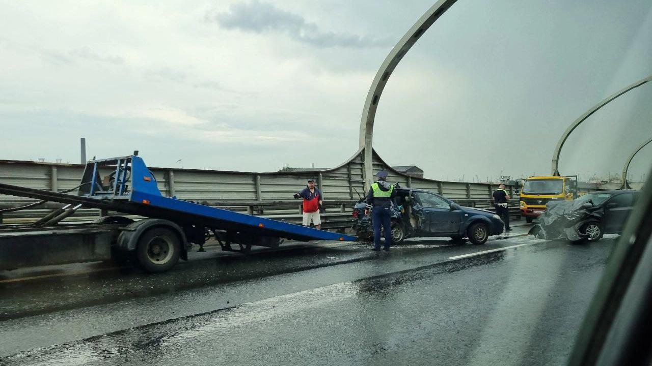 Большая пробка собралась после аварии на ЗСД рядом с проспектом Стачек