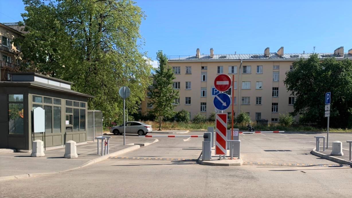 С 1 июля парковка в Петроградском районе Петербурга станет платной: что  делать?