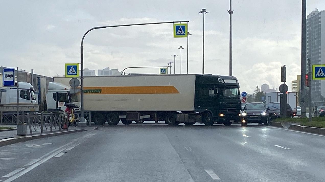 Грузовик полностью перекрыл движение по Парашютной улице