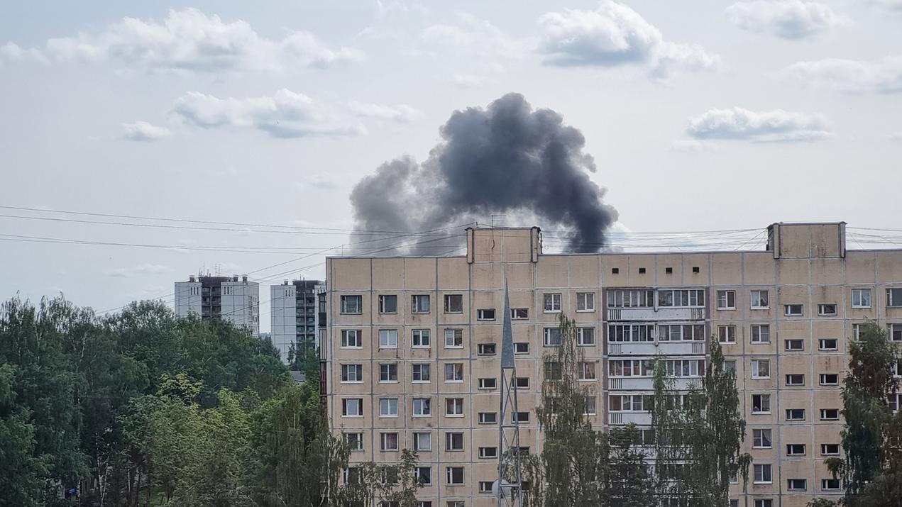 Ангар во Всеволожске тушили по повышенному номеру сложности — видео