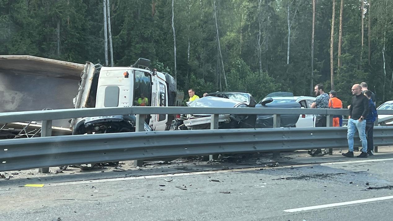 В страшной аварии, разворотившей легковушку на ЗСД, погибли два водителя