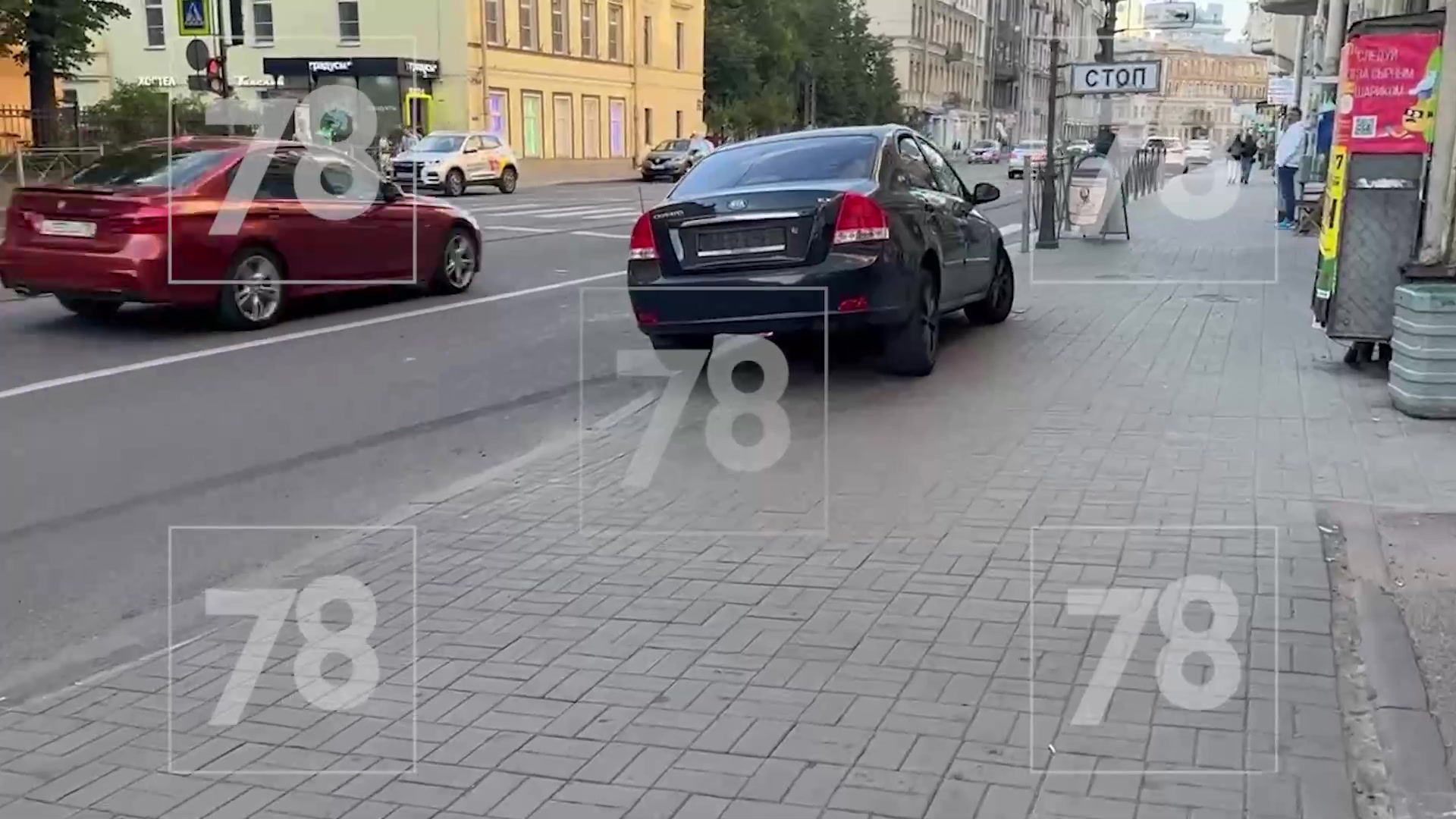 Автомобиль Kia без номеров разбился на Петроградке — видео