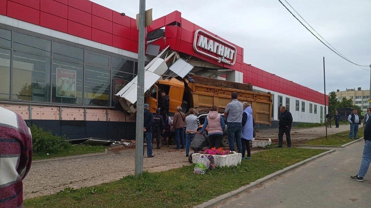 В Пикалёво МАЗ с землёй, задев «Ниву», врезался в стену магазина «Магнит»