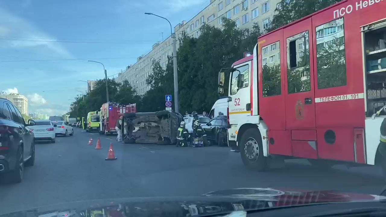 В результате ДТП на проспекте Солирности перевернулись сразу два авто