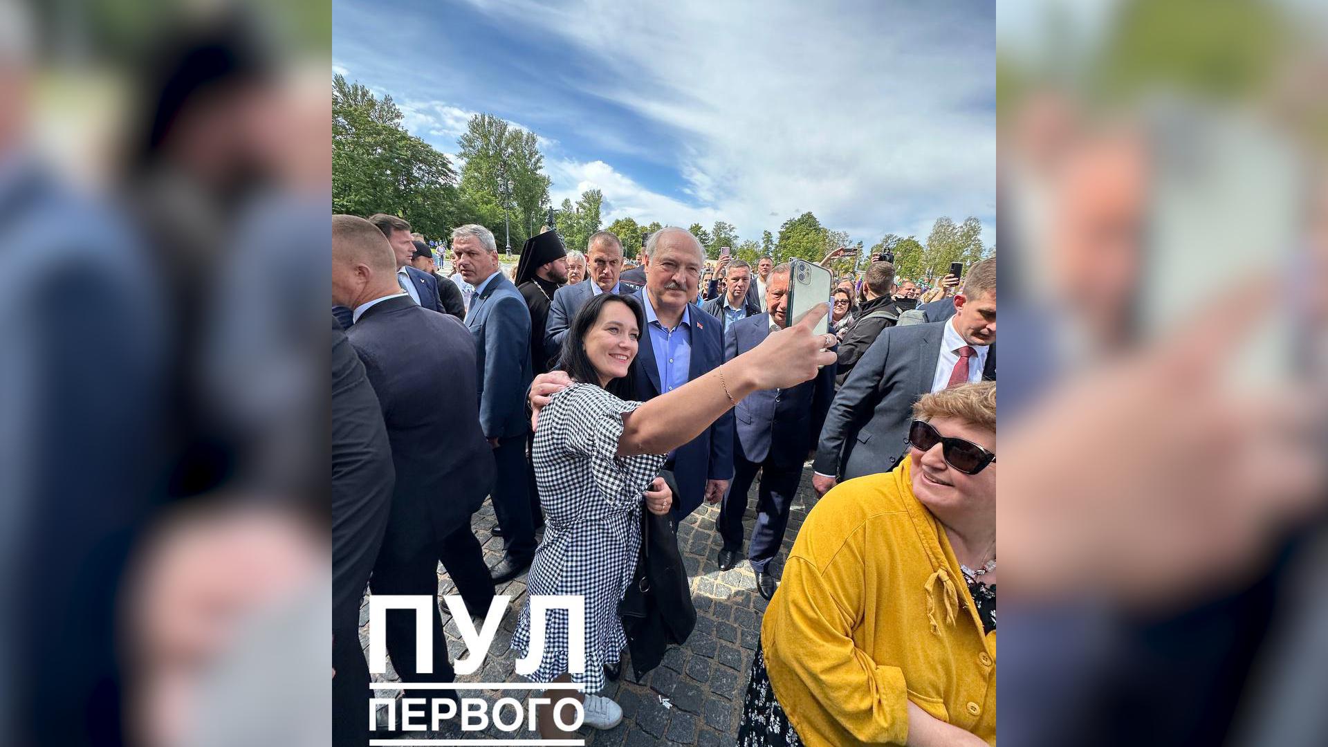 Путин и Лукашенко сфотографировались с прохожими в Кронштадте