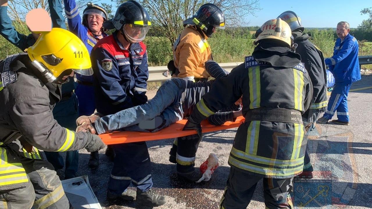 Два человека пострадали в ДТП с туристическим автобусом на трассе М-10