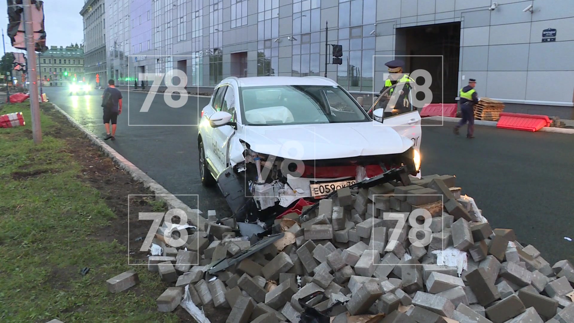 Каршеринговое авто «выбило» кирпичный страйк на Петроградской набережной