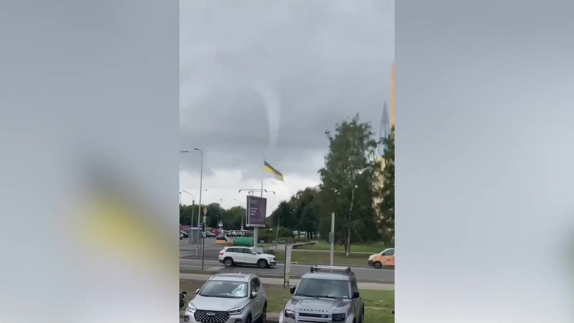 Смерч над рыбинским водохранилищем. Конюхов попал в смерч в детстве. Конюхов попал в смерч в детстве. Торнадо на байкале. Водяной смерч на байкале.