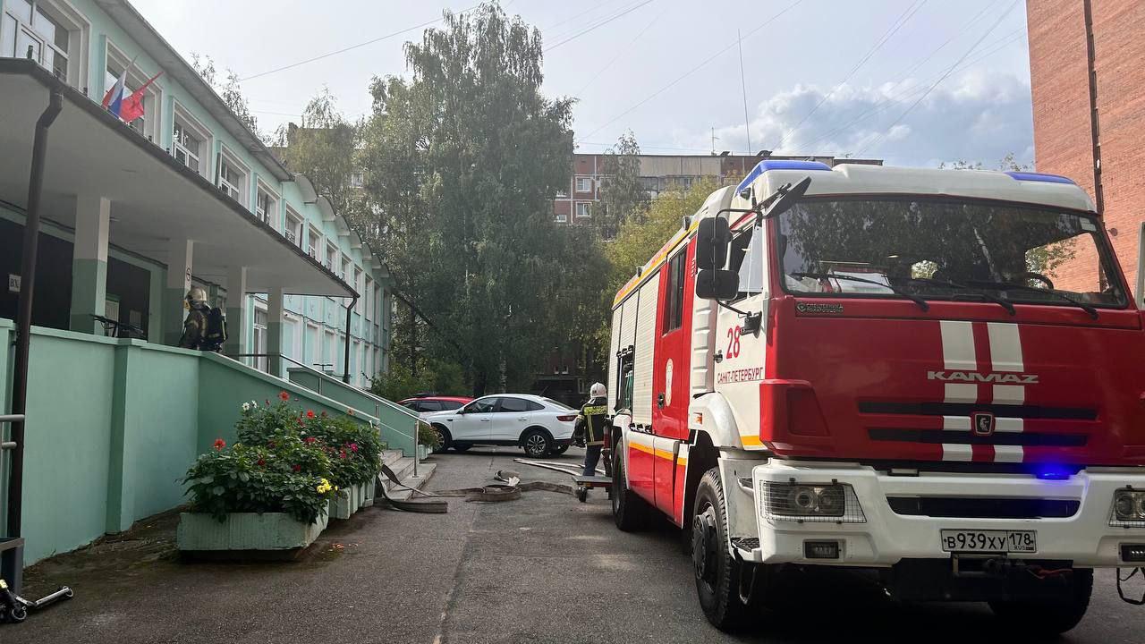 Полтысячи человек вывели на стадион из-за воспламенившегося линолеума в  школе на Ударников