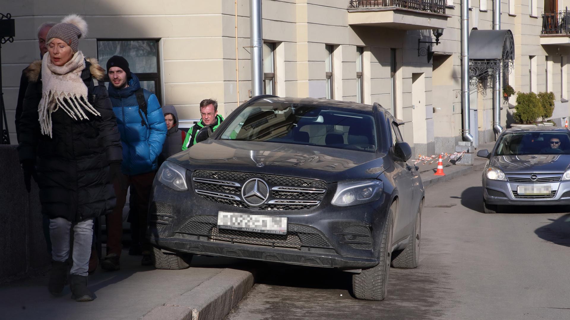 Гонщица Бузова и парковщик Боярский: кого из звёзд депутаты лишат прав