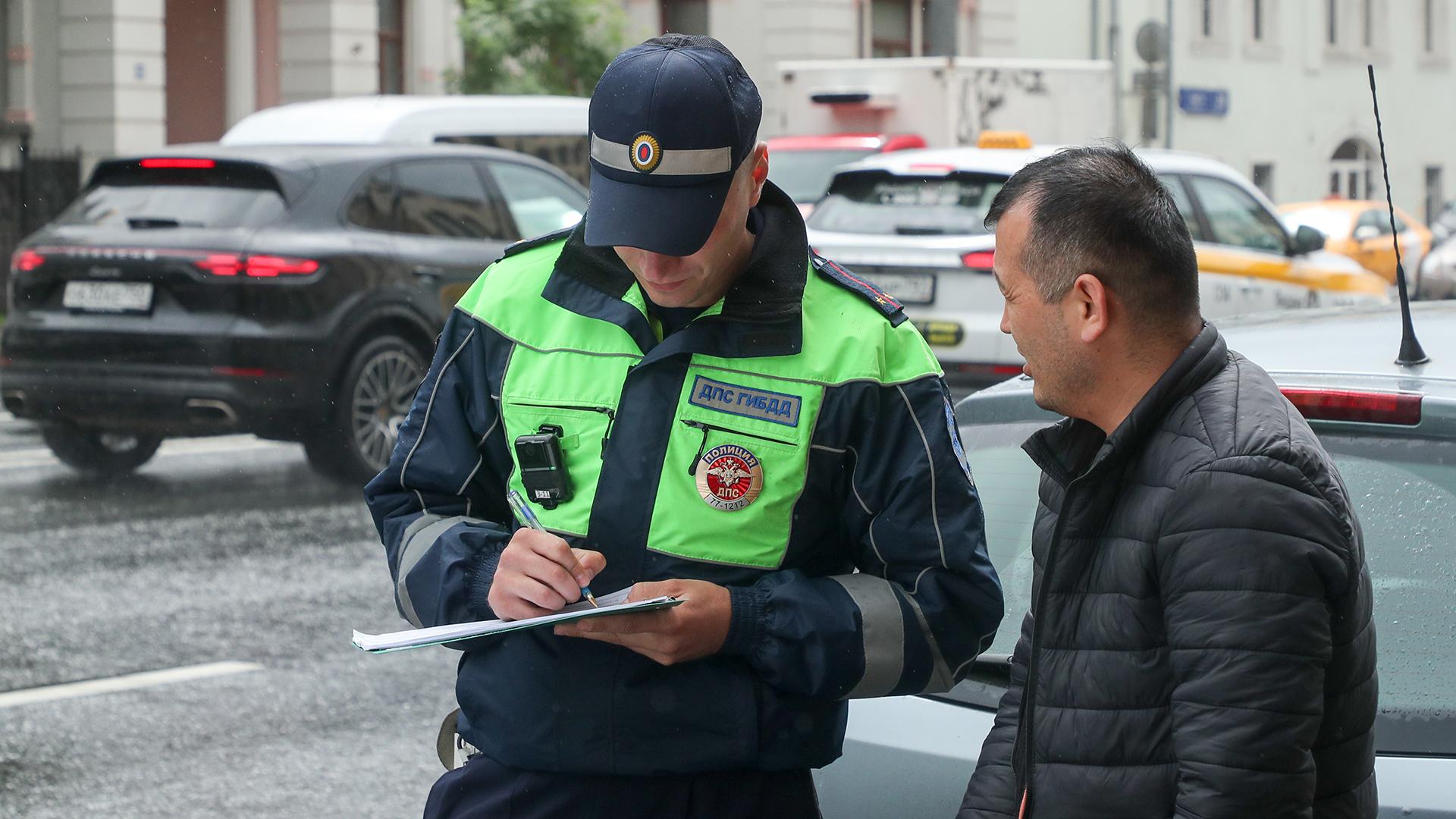 Бездонное МРЭО: кто и как зарабатывал на ненависти петербуржцев к очередям