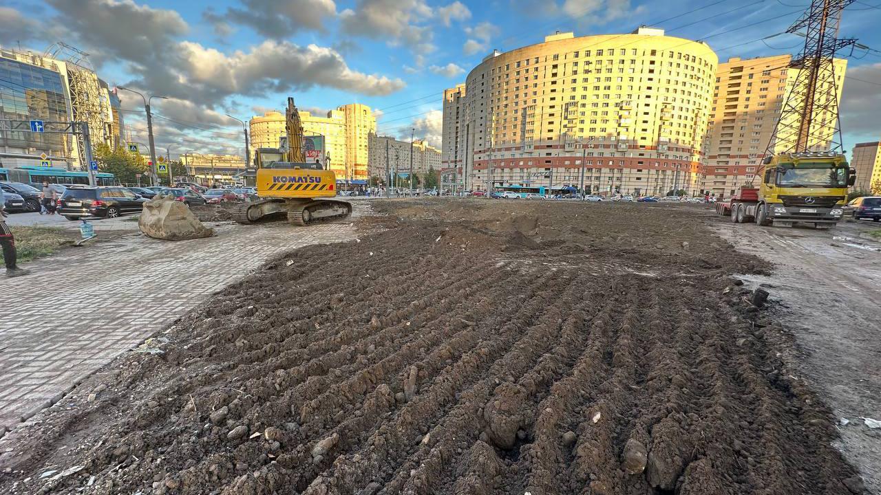 Возле станции метро «Комендантский проспект» снесли многострадальный  торговый комплекс